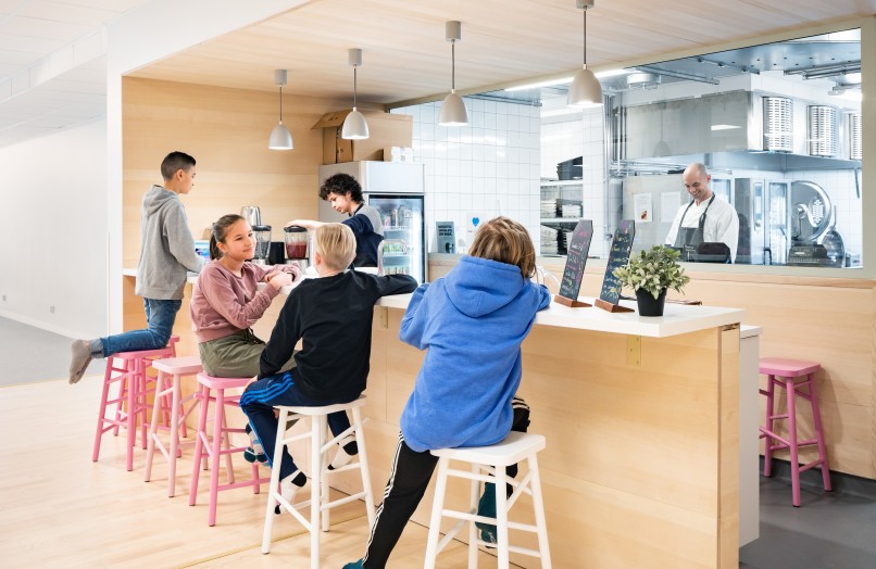 The cafeteria at Skapaskolan in Stockholm. Interior design by Wolfgang.