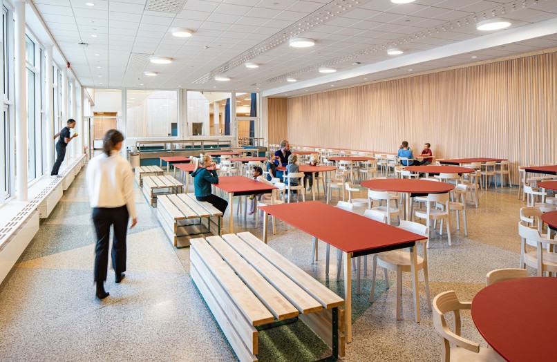 Bobergsskolans dining room, designed by Max Arkitekter.