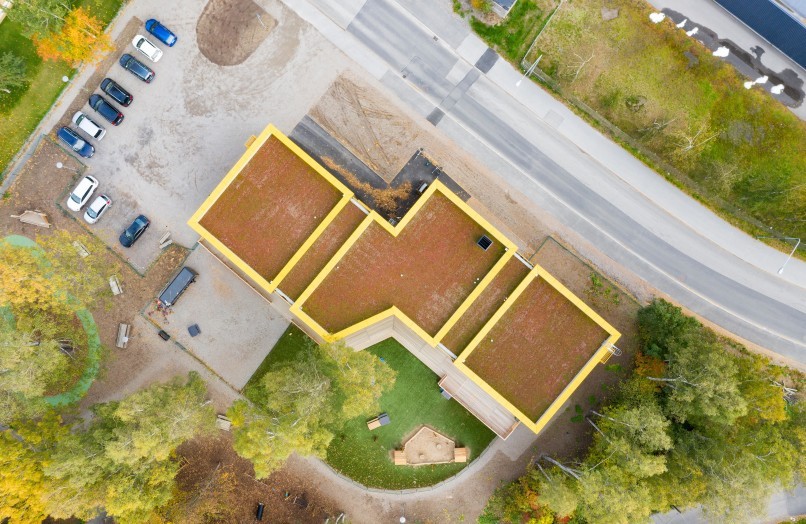 Drönarbild av förskola i Huddinge, fotograferad av arkitekturfotograf Mattias Hamrén.