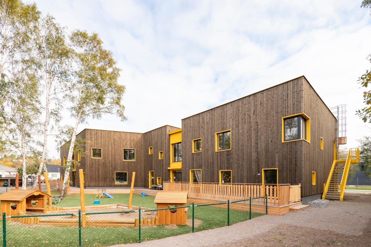 Arkitekturfoto av exteriör och lekplats av förskolan Solängen i Huddinge. 