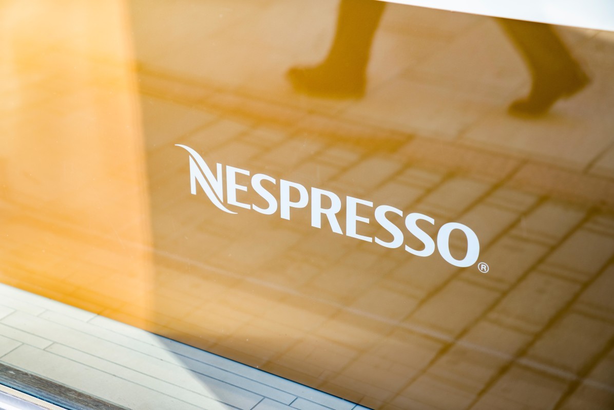 Nespresso Store logo i Stockholm, fotograferat av arkitekturfotograf Mattias Hamrén.