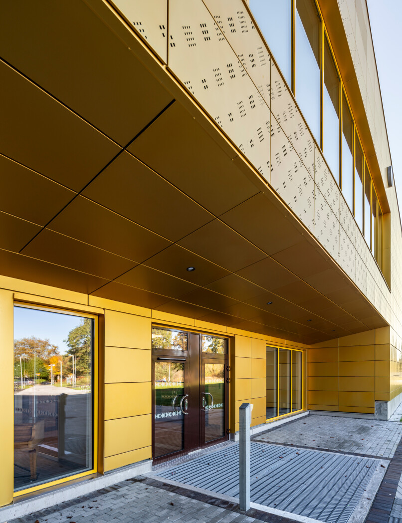 Lyckeskolan i Kinna, ritad av Fredblad Arkitekter. Fasad producerad av Ruukki.