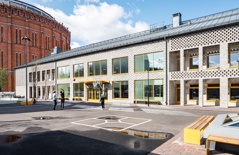 Exterior and schoolyard at Bobergsskolan.