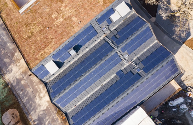 Solar panels on the roof of Skapaskolan.