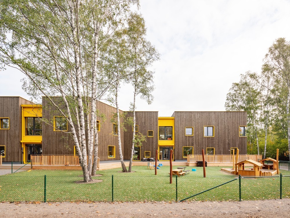 Lekplats och fasad till förskolan Solängen i Huddinge, fotograferat av Mattias Hamrén.
