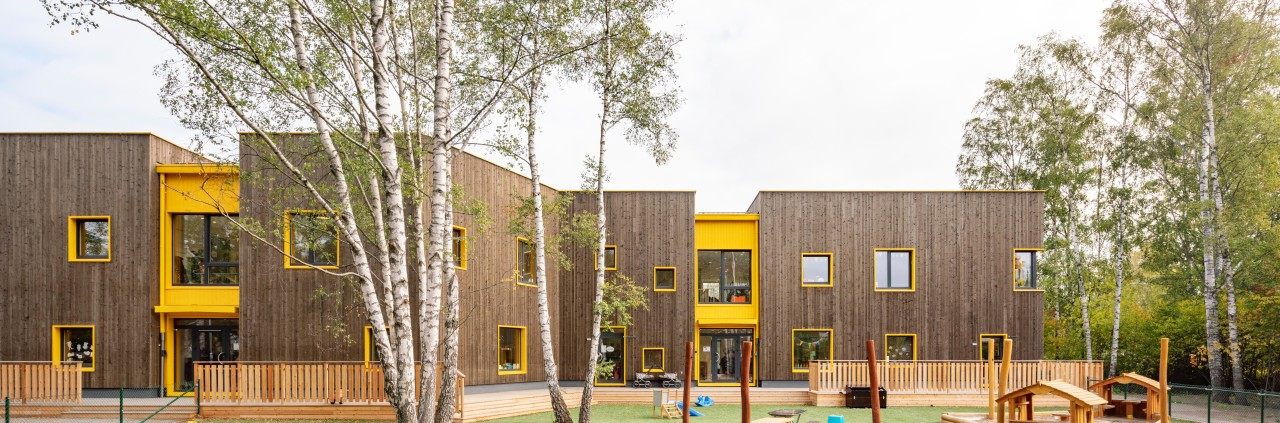 Lekplats och fasad till förskolan Solängen i Huddinge, fotograferat av Mattias Hamrén.